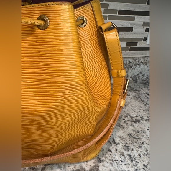 GUC✨LOUIS VUITTON BUNDLE Handbag & Wallet Epi Petit Noe CALLOUTS IN PHOTOS - Picture 5 of 16